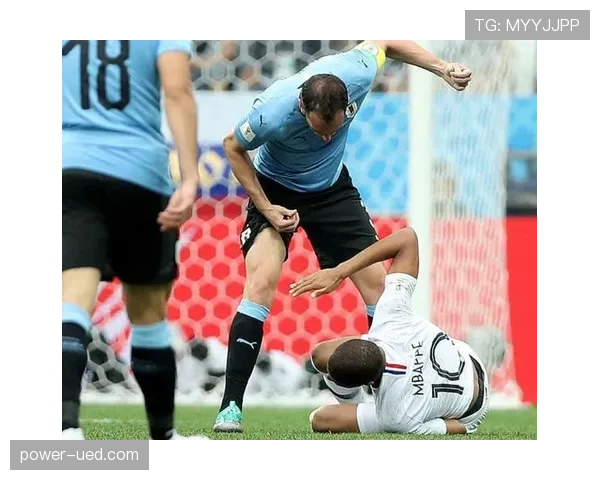 假摔判罚判定要点：裁判区分故意与自然摔倒的标准