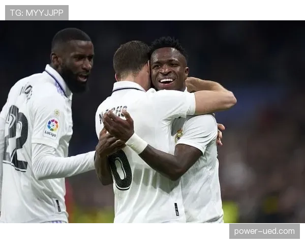 尼科·威廉斯与维尼修斯：速度型边锋在战术体系中的角色分化与功能差异